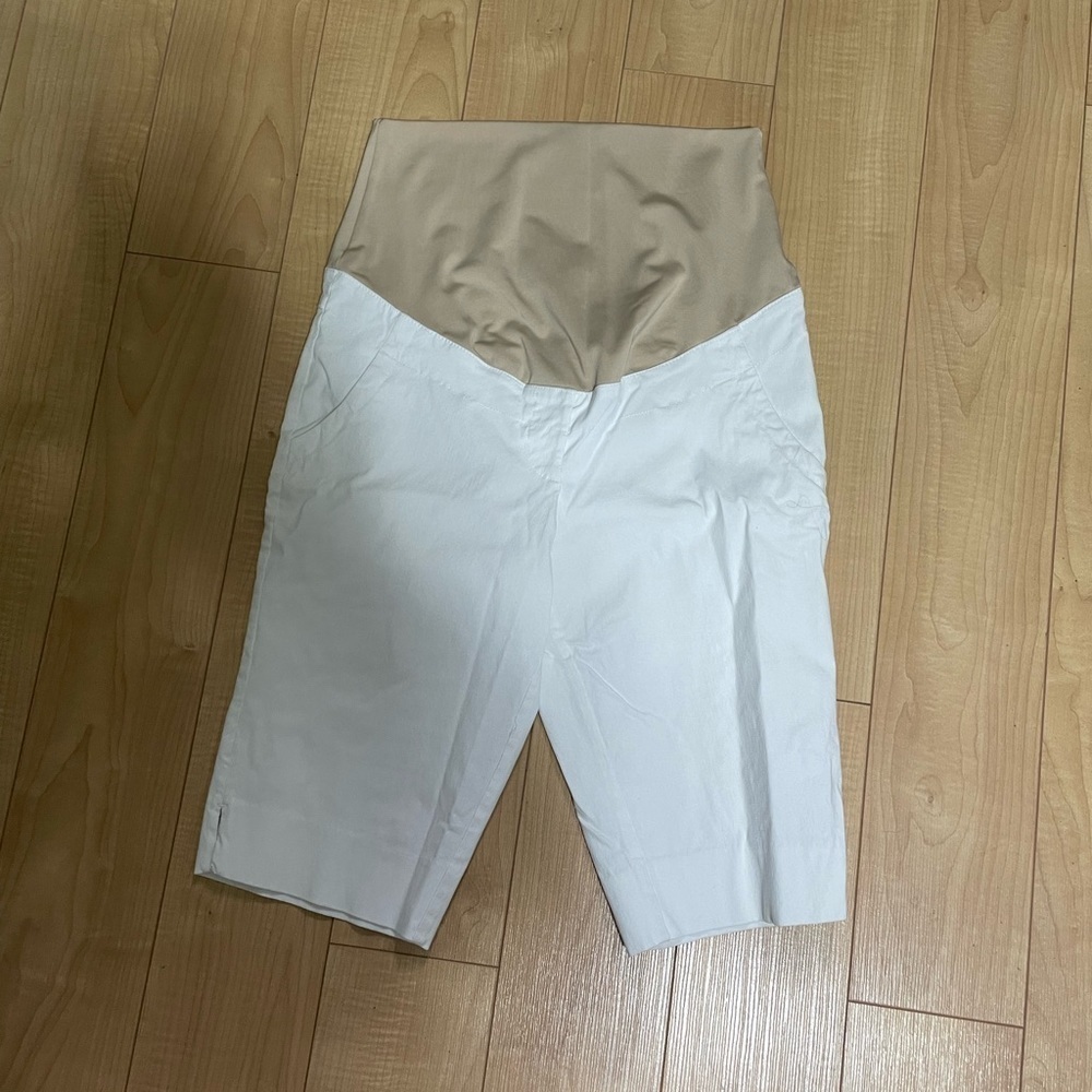 Tyme brand maternity white Bermuda short size small​​​​